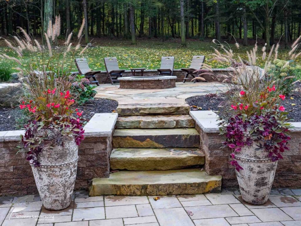 Natural Slab Blackhill Steps with Beautiful Flower Planters